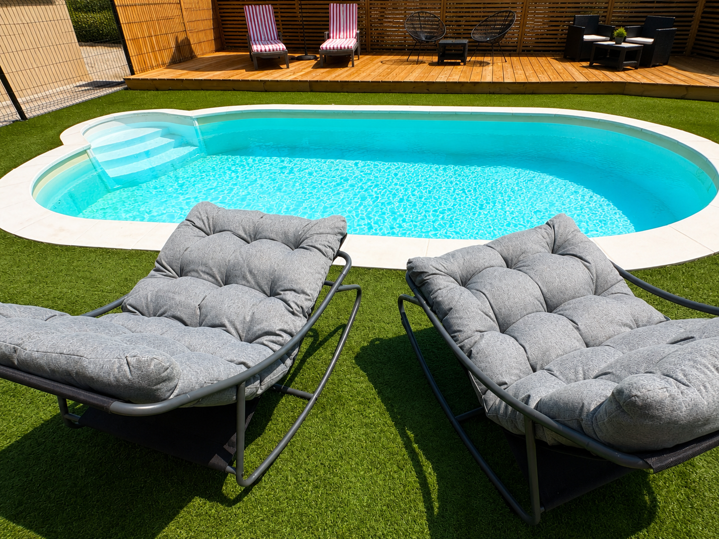 Moment de détente à la piscine privée