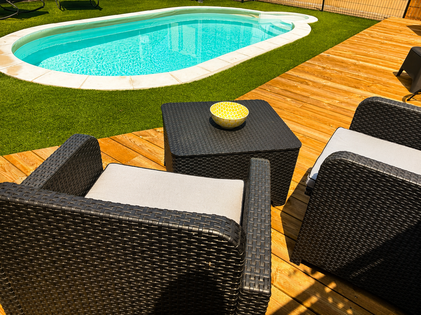 Terrasse et piscine de La Petite Fay